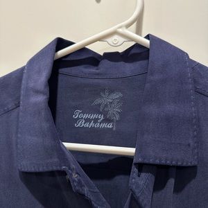 Lightly worn. Tommy Bahama 100% silk long sleeve men’s shirt.